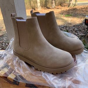 Unr8ed Pop Beige Chelsea Boots